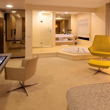 Hotel Vila Class Satu Mare Ngoại thất bức ảnh
