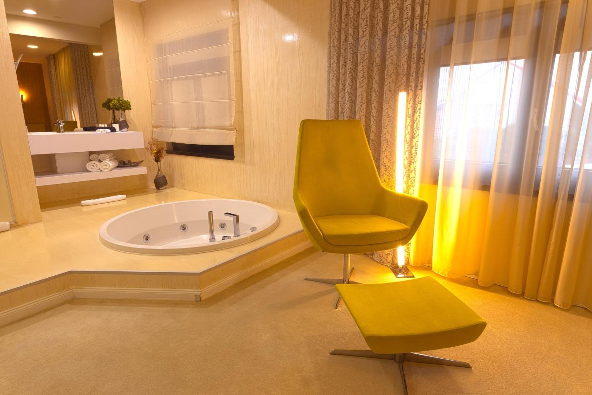 Hotel Vila Class Satu Mare Ngoại thất bức ảnh