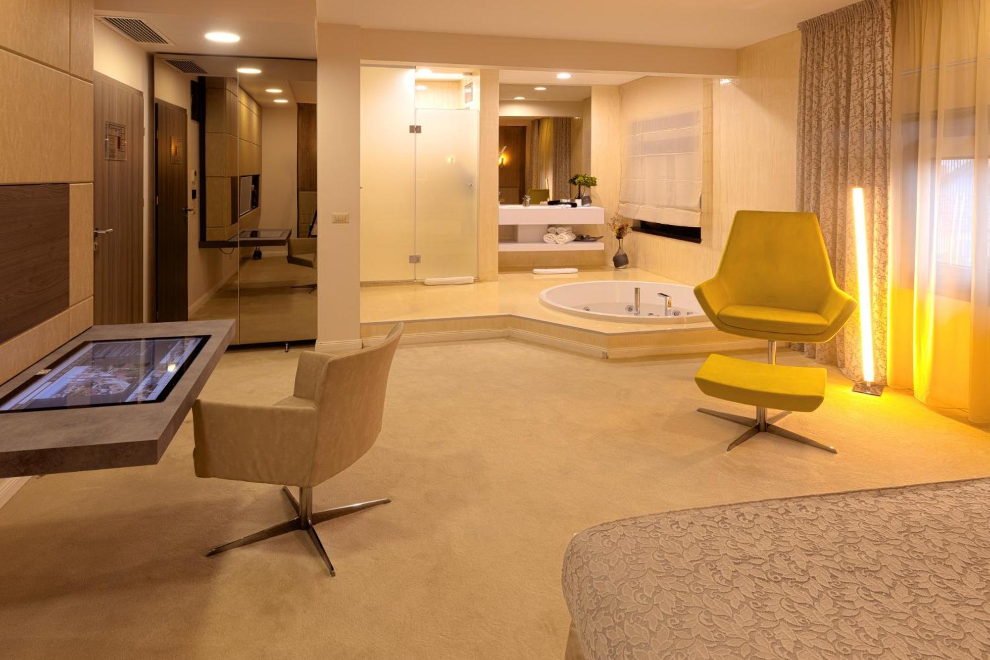 Hotel Vila Class Satu Mare Ngoại thất bức ảnh